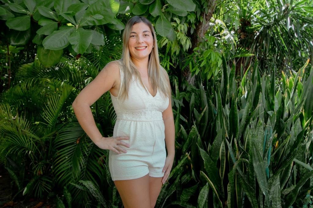 Agustina Tamagno en un jardín de Riviera Maya